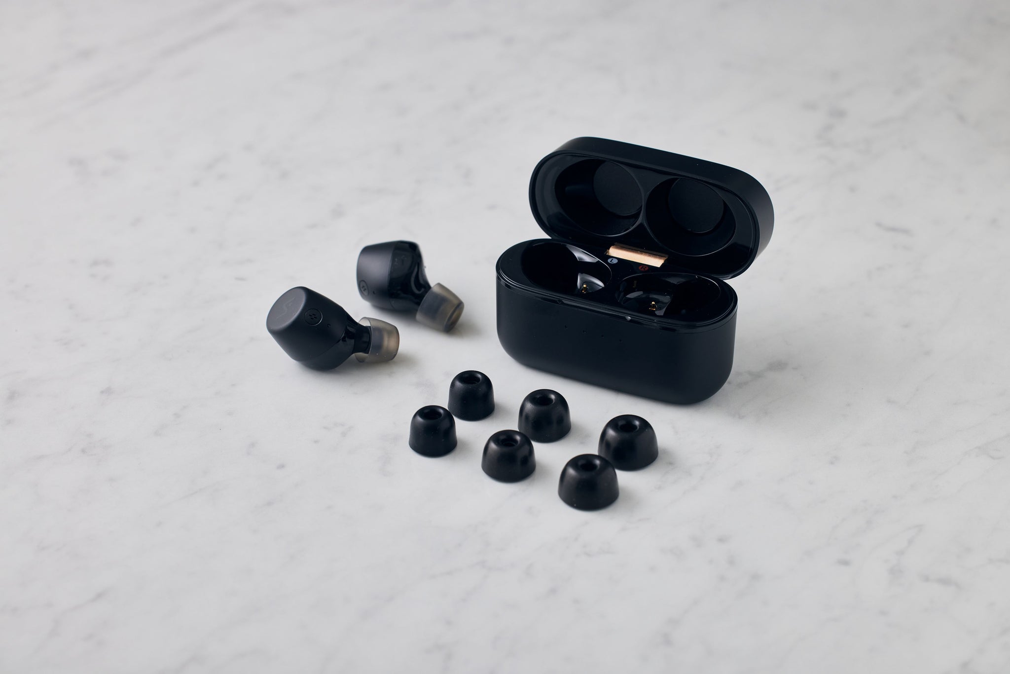 <img src="Open_Cystal_5A_Black_case_with_eartips.jpg"alt="Open Cystal 5A Black case with eartips on the table">